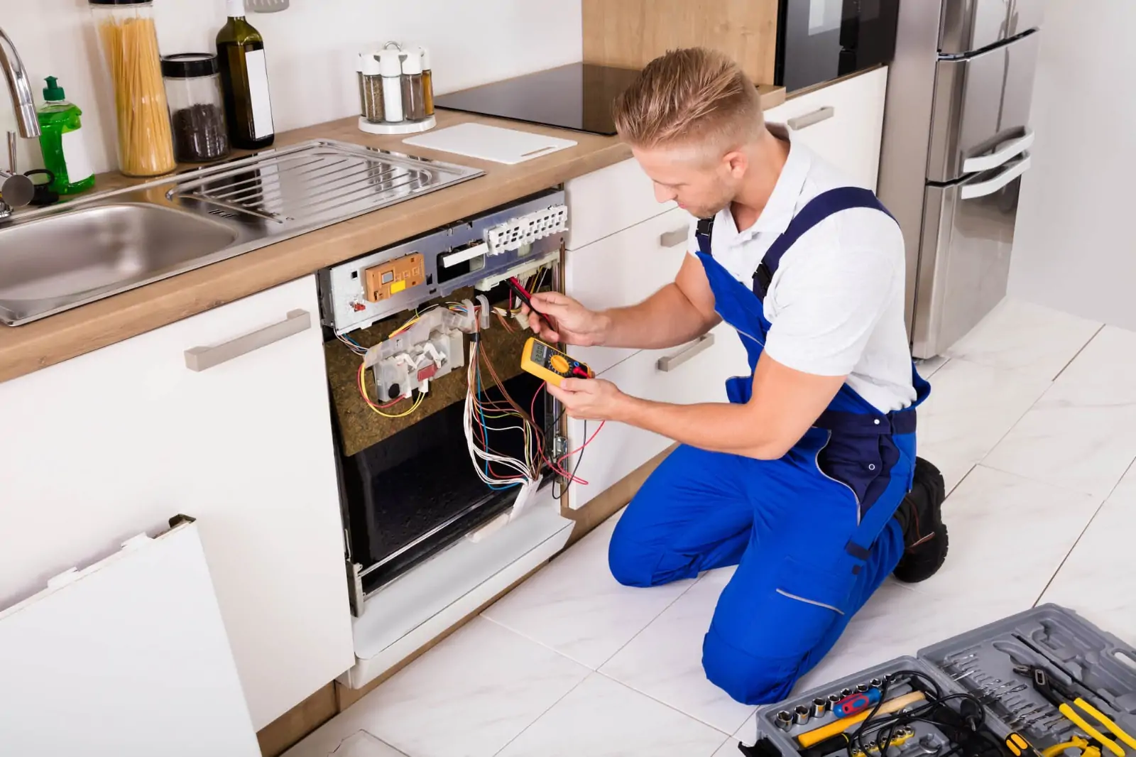 Appliance repair in Blainville: Technician fixing dishwasher